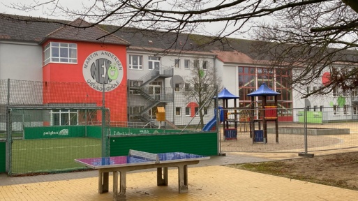 Die neuen Außenanlage der Nexö-Grundschule mit neuer Tischtennisplatte und neuen Spielgeräten