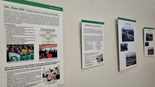 Drei Plakate aus der Ausstellung von der Organisation Mayors for Peace