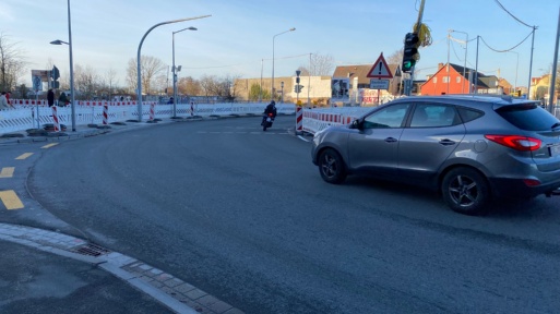 Der Verkehr am Hansering wird während der Umgestaltung der Straße durch eine Baustellenampel geregelt