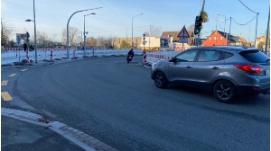 Der Verkehr am Hansering wird während der Umgestaltung der Straße durch eine Baustellenampel geregelt