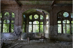 Blick auf ein altes Bettgestellt, das in einem Raum in den verlassenen Beelitz-Heilstätten steht - © Yvonne Melzer Blick auf ein altes Bettgestellt, das in einem Raum in den verlassenen Beelitz-Heilstätten steht