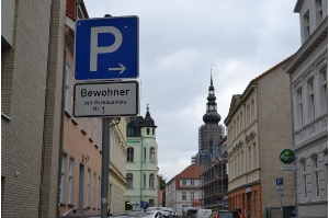 Schild zum Bewohnerparken, Parkzone 1, in der Domstraße Greifswald - © Pressestelle der Universitäts- und Hansestadt Greifswald Schild zum Bewohnerparken, Parkzone 1, in der Domstraße Greifswald