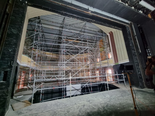 Blick von Theaterbühne in den Theatersaal während der Sanierung, in dem ein riesiges Baugerüst aufgebaut ist