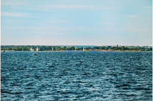 Blick vom Greifswalder Bodden, auf dem einige Segelschiffe fahren, auf den Greifswalder Stadtteil Wieck - © Wally Pruß Blick vom Greifswalder Bodden, auf dem einige Segelschiffe fahren, auf den Greifswalder Stadtteil Wieck