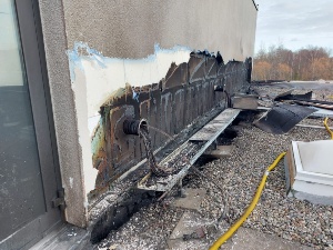 angesengtes Dach auf der Greifswalder Montessorischule nach einem Brand