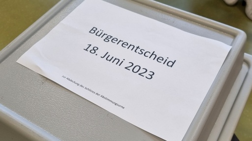 Wahlurne mit Aufschrift Bürgerentscheid