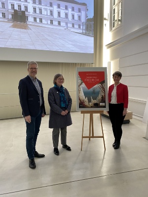 Oberbürgermeister Dr. Stefan Fassbinder, Dr. Ruth Slenczka (Direktorin des Pommerschen Landesmuseums) und Birte Frenssen (Kunsthistorikerin am Pommerschen Landesmuseum) im Pommerschen Landesmuseum