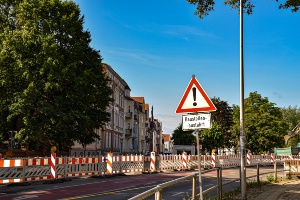 Ein Verkehrsschild weist auf die Baustelle in der Goethestraße hin - © Pressestelle der Universitäts- und Hansestadt Greifswald Ein Verkehrsschild weist auf die Baustelle in der Goethestraße hin