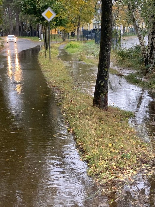 Die Straße durch Riemserort ist teilweise überspült