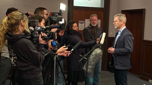 Dr. Fassbinder gibt ein Statement vor zahlreichen Pressevertretern nach dem Hauptausschuss am 2.3.2023