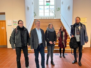 Dr. Fassbinder gemeinsam mit Jörg König und 3 Vertretern der Bewegung Letzte Generation im Rathausfoyer