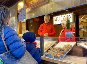 Dr. Fassbinder beim Verkauf von Mutzen auf dem Greifswalder Weihnachtsmarkt