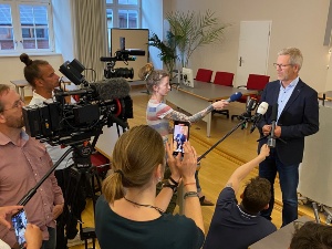 Dr. Stefan Fassbinder gibt ein Statement zum Ergebnis des Bürgerentscheids im Bürgerschaftssaal des Rathauses - © Pressestelle der Universitäts- und Hansestadt Greifswald Dr. Stefan Fassbinder gibt ein Statement zum Ergebnis des Bürgerentscheids im Bürgerschaftssaal des Rathauses