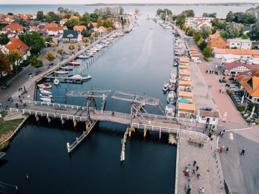 Drohnenaufnahme von der Wiecker Brücke von oben