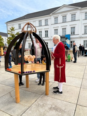 Auf dem Vorplatz des Pommerschen Landesmuseums wird ein historisches Spiel gespielt