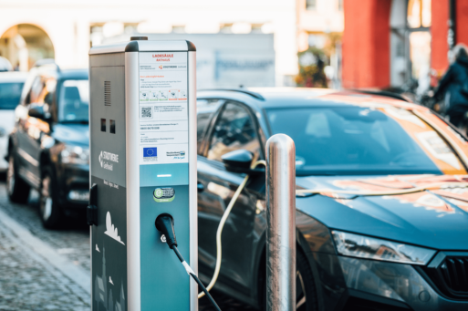 Ein Elektroauto wird an der öffentlichen Ladesäule der Stadtwerke Greifswald GmbH vor dem Greifswalder Rathaus geladen