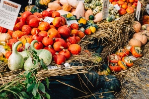 viele Kürbisse beim Erntedankmarkt