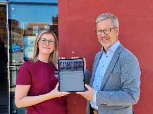 Dr. Stefan Fassbinder und Sophie Dufke stellen den Altstadtrundgang als neuen Hörspaziergang vor