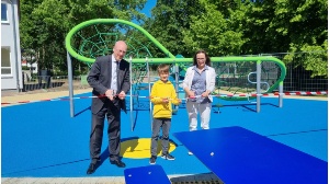 Minister für Inneres, Bau und Digitalisierung M-V, Christian Pegel, Baudezernentin Jeannette von Busse und der Schulsprecher der Nexö-Grundschule eröffnen das neue Klettergerüst