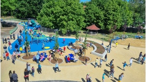 Kinder spielen auf den neuen Spielgeräte auf dem Schulhof der Nexö-Grundschule