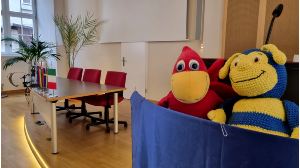 Die zwei Kuscheltiere Europiene und Grypsi sitzen auf dem Rednerpult im Bürgerschaftssaal - © Pressestelle der Universitäts- und Hansestadt Greifswald Die zwei Kuscheltiere Europiene und Grypsi sitzen auf dem Rednerpult im Bürgerschaftssaal