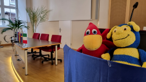 Die zwei Kuscheltiere Europiene und Grypsi sitzen auf dem Rednerpult im Bürgerschaftssaal