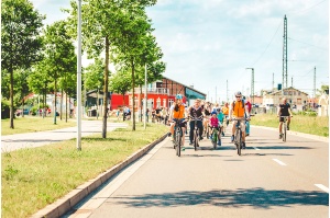 Viele Fahrradfahrer und Fahrradfahrerinnen beteiligen sich an der Radtour durch Greifswald