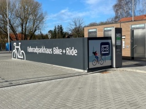 Beschriftete Fahrradboxen auf dem P+R Parkplatz „Klosterruine“ in Eldena