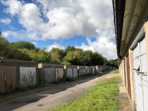 In der Lise-Meitner-Straße stehen mehrere Garagen - © Pressestelle der Universitäts- und Hansestadt Greifswald In der Lise-Meitner-Straße stehen mehrere Garagen