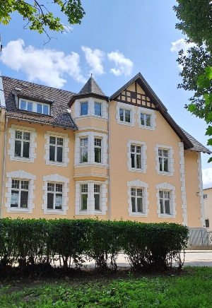 Blick auf die gelbe Hausfassade des Gebäudes in der Goethestraße 2a, wo der neue City-Hort entstehen soll - © Eigenbetrieb Hanse-Kinder Blick auf die gelbe Hausfassade des Gebäudes in der Goethestraße 2a, wo der neue City-Hort entstehen soll