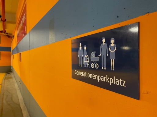 Ein Schild mit der Beschriftung Generationenparkplatz, auf dem auch eine Familie abgebildet ist, markiert die neuen Generationenparkplätze in der Tiefgarage am Markt