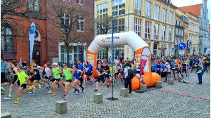Start des Laufs der Erwachsenen auf dem Greifswalder Marktplatz beim Citylauf 2022