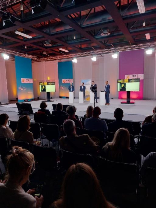 Greifswalds Oberbürgermeister Dr. Fassbinder präsentiert das CDF-Jubiläum 2024 bei der Internationalen Tourismus-Börse in Berlin vor einem großen Publikum