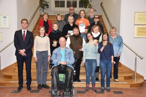 Geehrte und Gäste des Weltbehindertentages 2023 als Gruppenbild auf der Rathaustreppe