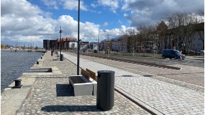 Blick auf den umgestalteten Hansering mit breitem Fuß- und Radweg, neu gegliederten Fahrbahnen und vielen neuen Bäumen