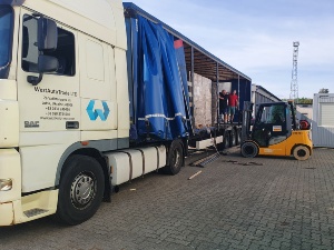Ein LKW mit Hilfsgütern für die ukrainische Stadt Drohobytsch wird beladen