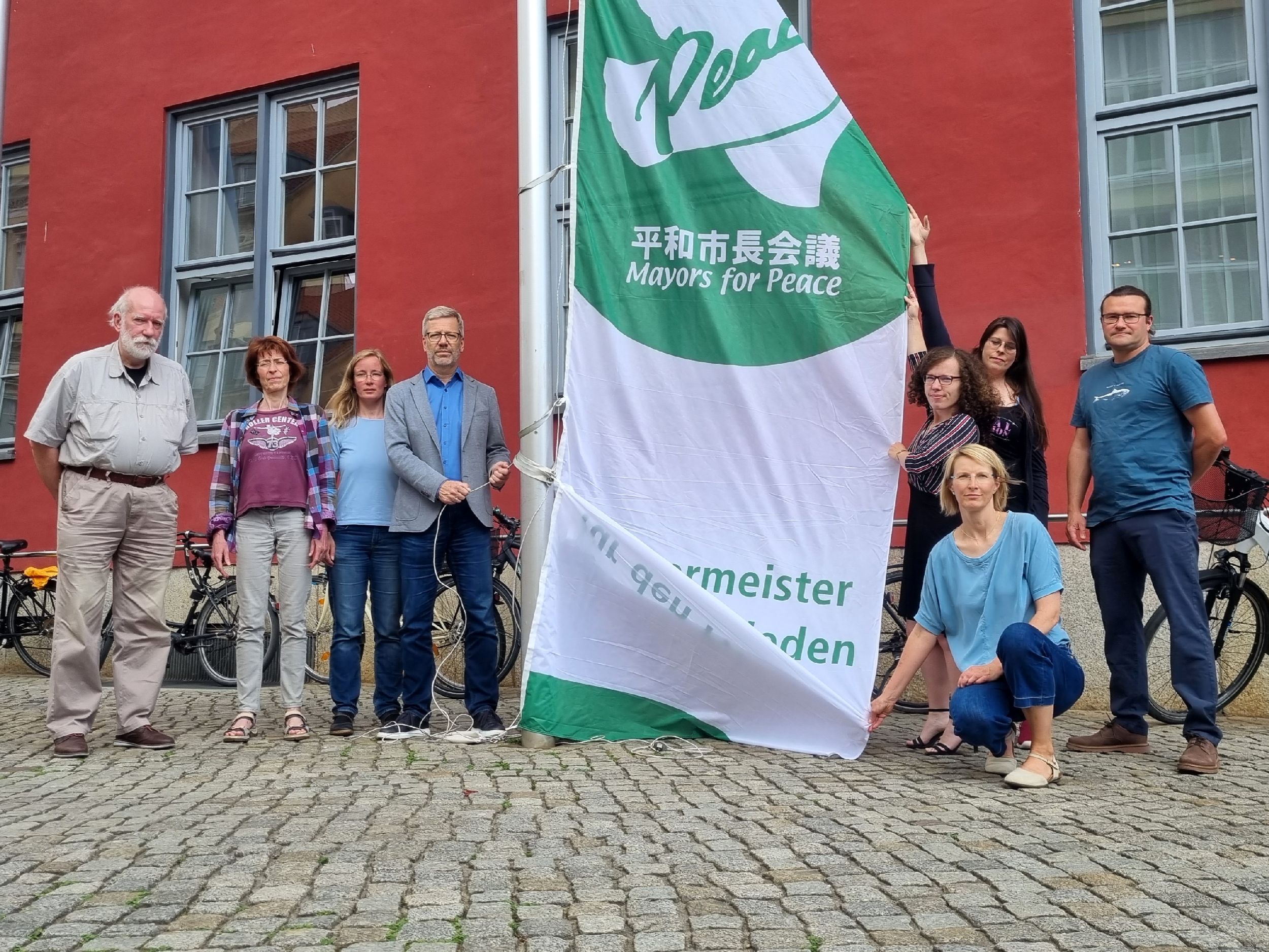 /export/sites/hgw/de/.galleries/Pressestelle-Pressemitteilungen/Pressemitteilungen-2023/Hissen-der-Mayors-for-Peace-Flagge-vor-dem-Rathaus-c-Pressestelle.jpg