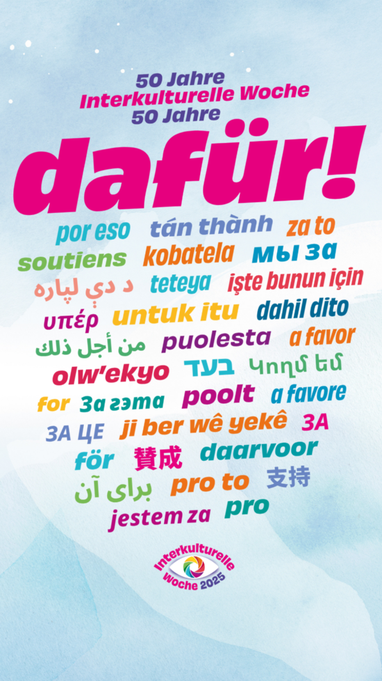 Auf dem Bild sieht man das Motto der Interkulturellen Woche "dafür!" in vielen verschiedenen Sprachen.