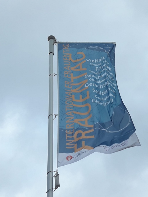 Zum internationalen Frauentag wurde eine Fahne am Greifswalder Bahnhof gehisst