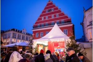 Blick auf die Bühne auf dem Weihnachtsmarkt vor dem Rathaus