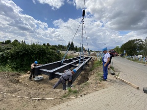 Eine neue Brücke an der Verlängerten Scharnhorststraße wird mit Hilfe eines Krans montiert - © Pressestelle der Universitäts- und Hansestadt Greifswald Eine neue Brücke an der Verlängerten Scharnhorststraße wird mit Hilfe eines Krans montiert