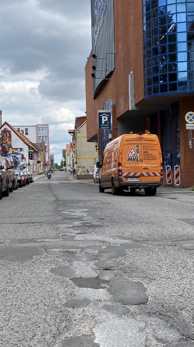 Blick in die Friedrich-Loeffler-Straße, wobei die Dompassage auf der rechten Seite liegt und der Campus Loefflerstraße auf der linken Seite