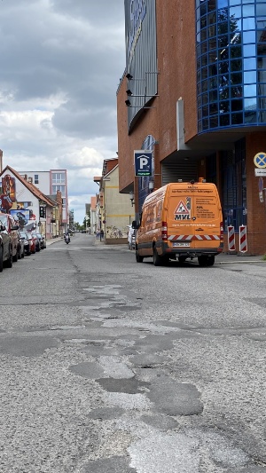 Blick in die Friedrich-Loeffler-Straße, wobei die Dompassage auf der rechten Seite liegt und der Campus Loefflerstraße auf der linken Seite - © Pressestelle der Universitäts- und Hansestadt Greifswald Blick in die Friedrich-Loeffler-Straße, wobei die Dompassage auf der rechten Seite liegt und der Campus Loefflerstraße auf der linken Seite