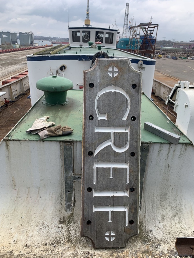 Namensschild der GREIF © S. Weiß Die Namensbeschilderungen der GREIF wurde demontiert und liegt jetzt auf dem Segelschulschiff