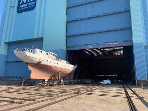 Das Segelschulschiff GREIF wird für weitere Sanierungsmaßnahmen in die Halle der Volkswerft Stralsund transportiert