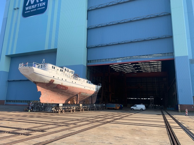 Segelschulschiff GREIF in der Volkswerft Stralsund © Silvio Weiß Das Segelschulschiff GREIF wird für weitere Sanierungsmaßnahmen in die Halle der Volkswerft Stralsund transportiert