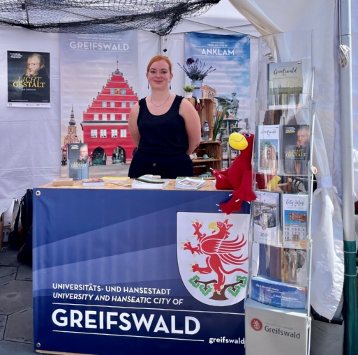 Eine Mitarbeiterin der Greifswald Marketing GmbH steht am Infostand der Universitäts- und Hansestadt Greifswald bei den 43. Internationalen Hansetagen in der polnischen Hansestadt Toruń