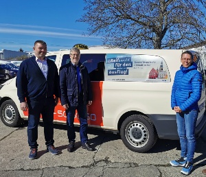 Vor einem mit dem Kampagnenmotiv beklebten Taxi stehen von links nach rechts Torsten Behm (Taxi Wedow), Oberbürgermeister Dr. Stefan Fassbinder und Gudrun Koch (GMG) © Greifswald Marketing GmbH