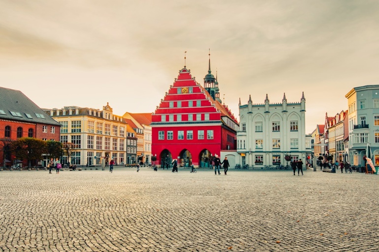 Blick auf den Marktplatz mit dem Rathaus im Hintergrund