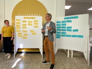 Moderatorin Anja Rosswinkel stellt Dr. Fassbinder die Ergebnisse des Bürgerforums vor - © Pressestelle der Universitäts- und Hansestadt Greifswald Moderatorin Anja Rosswinkel stellt Dr. Fassbinder die Ergebnisse des Bürgerforums vor